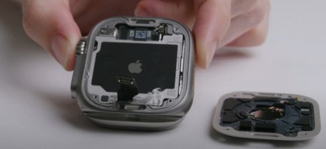 AppleWatchUltra2拆解显示与之前型号相比，除了电池增大4%外内部几乎没有任何变化
